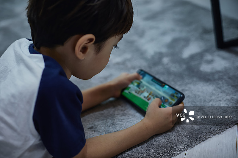儿童与智能手机和手游：恐手机症图片素材