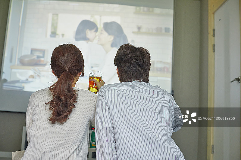 光束投影仪，电影，情侣，房子图片素材