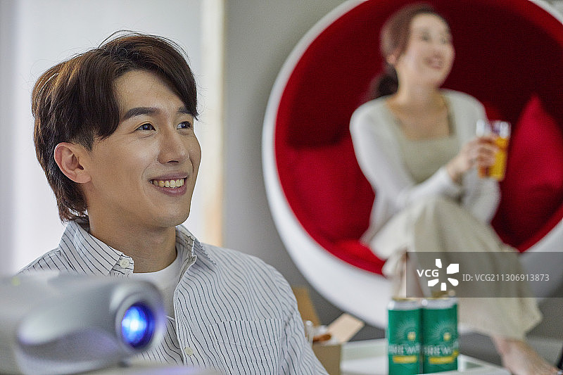 光束投影仪、电影、情侣、微笑、明亮的表情图片素材