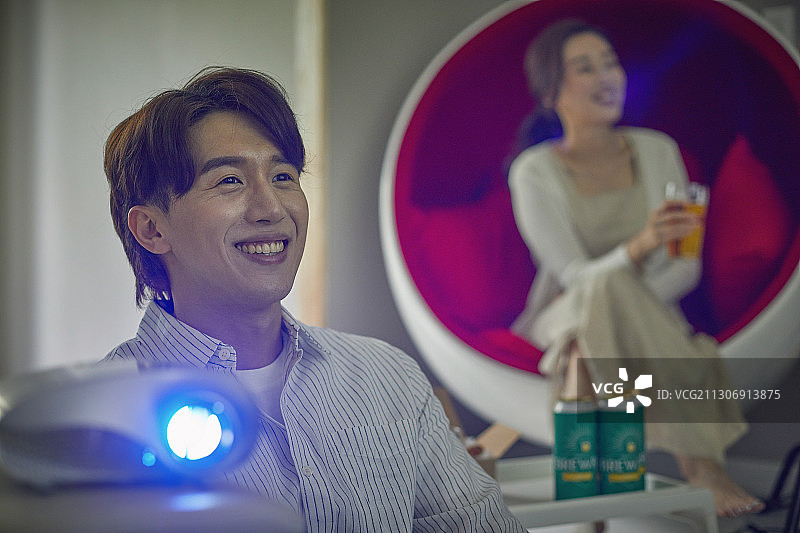 光束投影仪、电影、情侣、微笑、明亮的表情图片素材