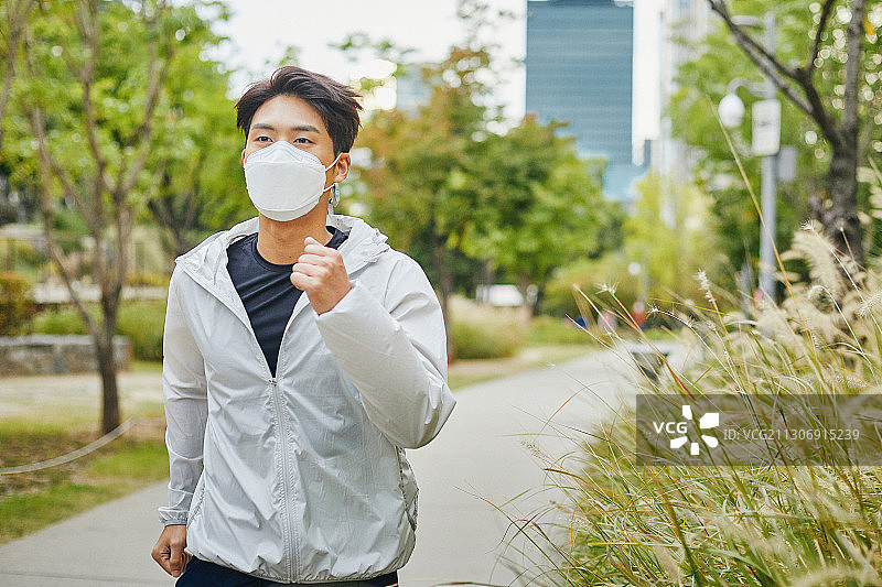 COVID-19病毒，社交疏远，口罩，锻炼，跑步，慢跑，步行图片素材