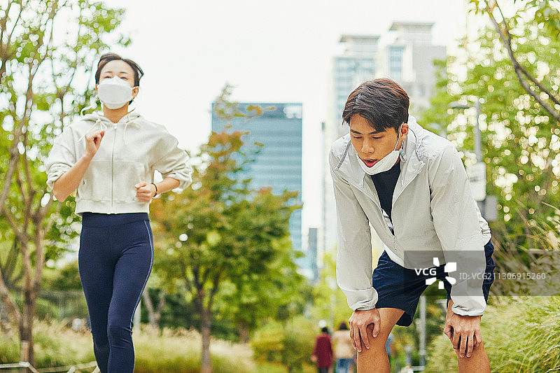 新冠肺炎：病毒、社交距离、口罩、锻炼、跑步、慢跑、疲劳、精疲力竭、呼吸急促图片素材