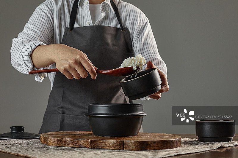 电饭煲烹饪米饭图片素材