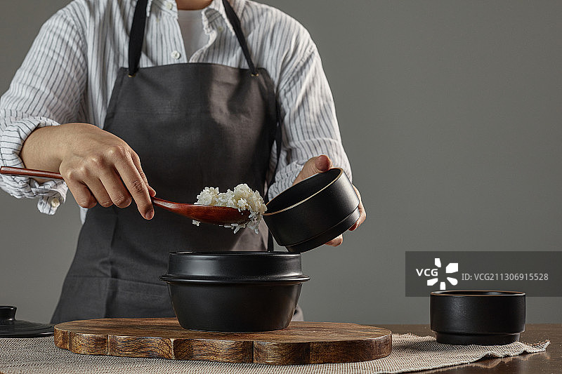 电饭煲烹饪米饭图片素材