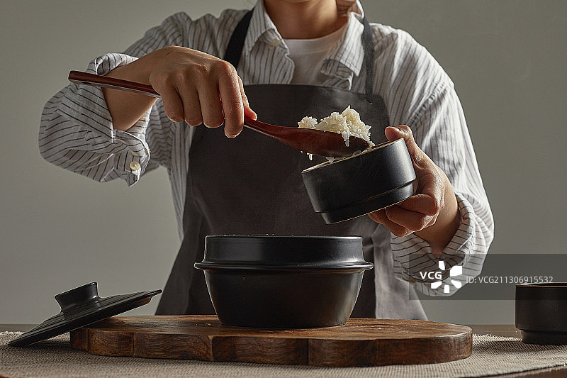 电饭煲烹饪米饭图片素材