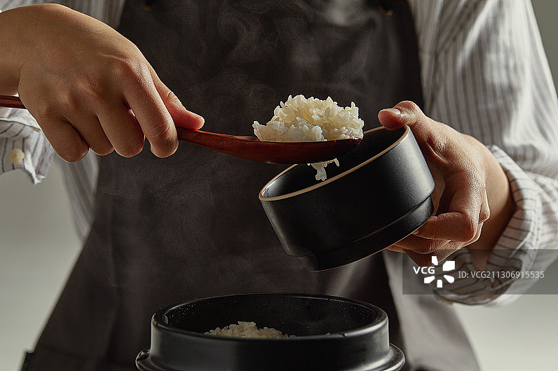 电饭煲烹饪米饭图片素材