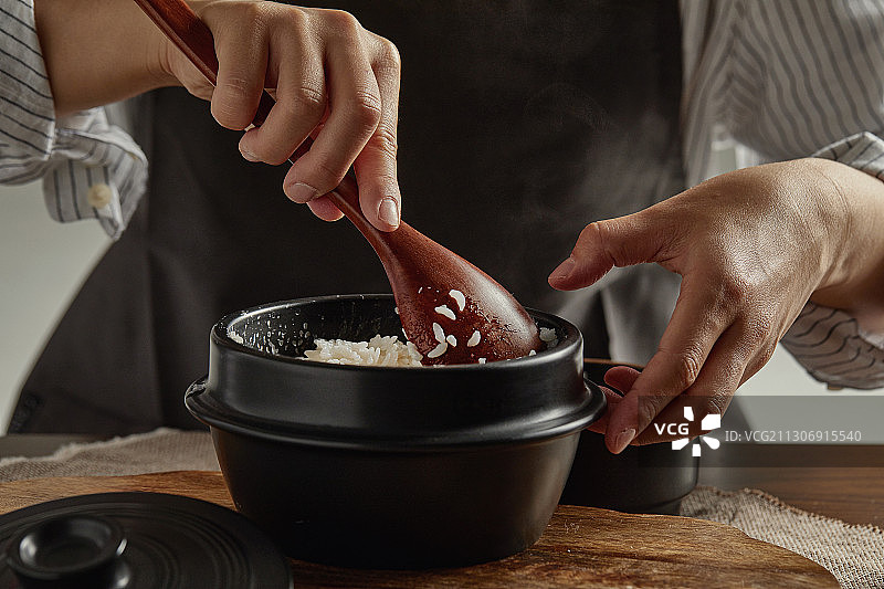 电饭煲烹饪米饭图片素材