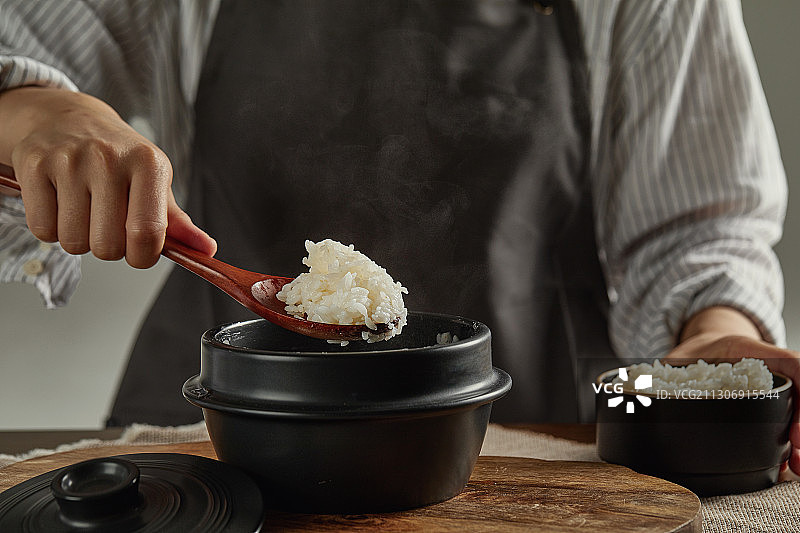 电饭煲烹饪米饭图片素材