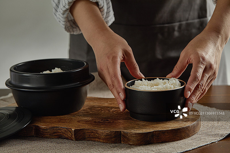 电饭煲烹饪米饭图片素材