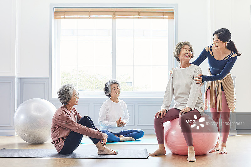 韩国老年人，银发生活，瑜伽，老年妇女，锻炼，瑜伽教练，教学，微笑图片素材