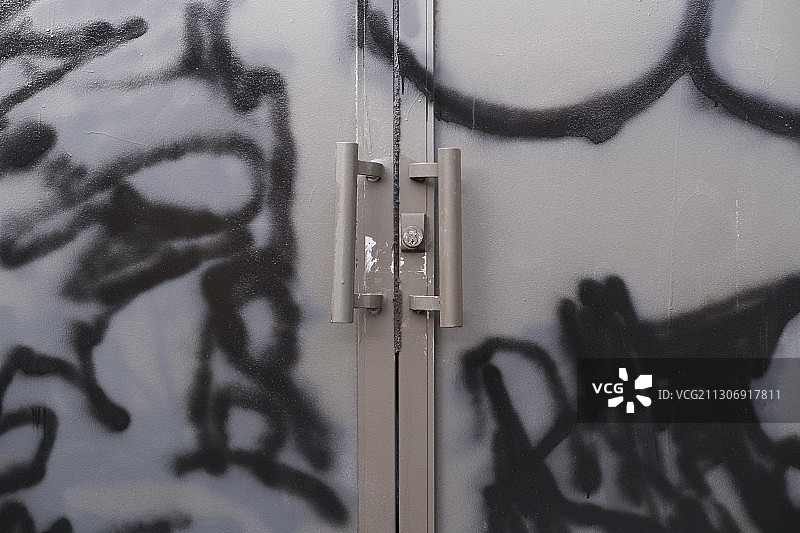废弃办公楼被涂鸦和油漆覆盖的门口图片素材