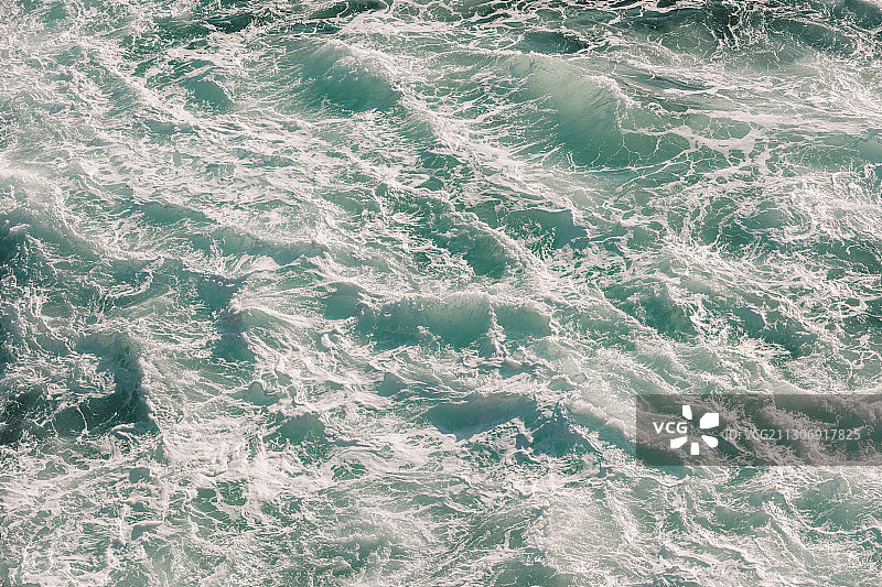 加利福尼亚州大苏尔的汹涌海水和波浪的细节图片素材
