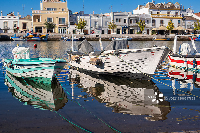 葡萄牙东阿尔加维塔维拉的渔船图片素材
