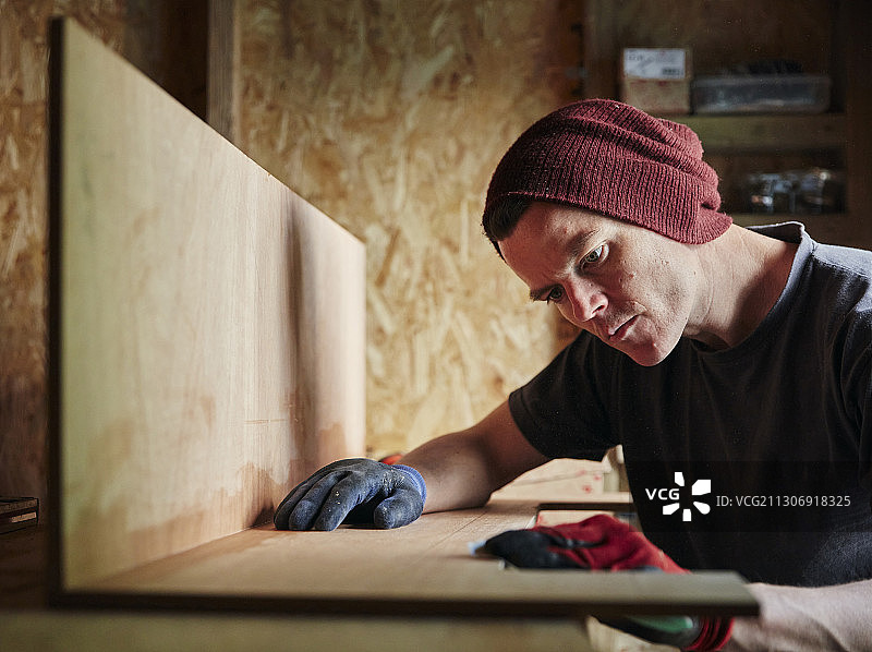 在棚屋内工作的木匠图片素材