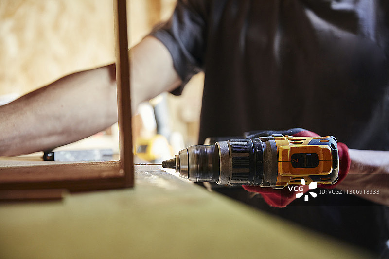 使用钻头的木匠图片素材
