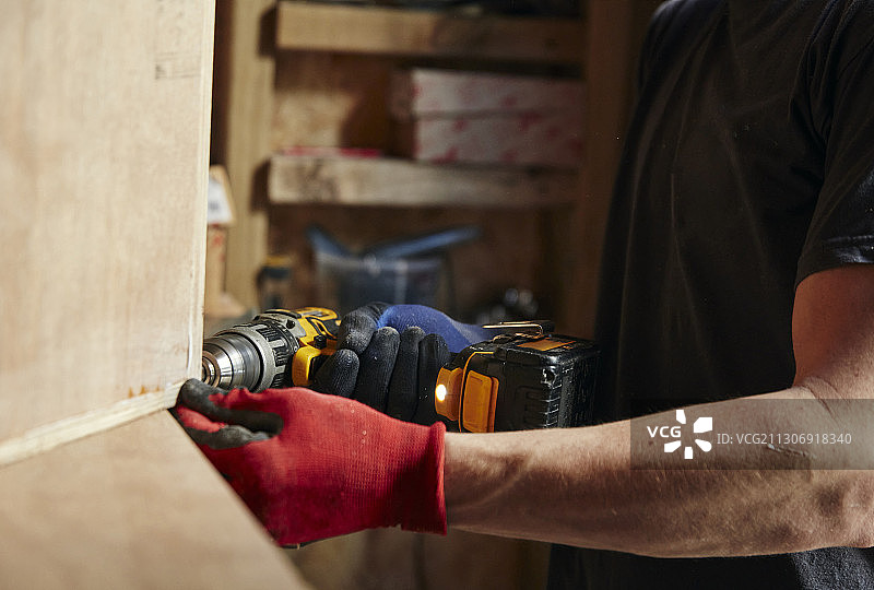木匠使用钻头图片素材