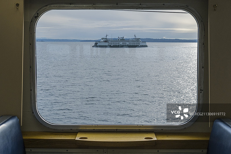 从轮渡船窗眺望普吉特海湾水景图片素材