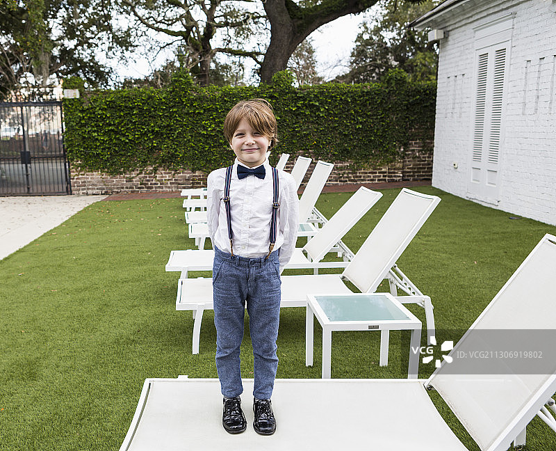 站在草坪椅上的六岁男孩图片素材