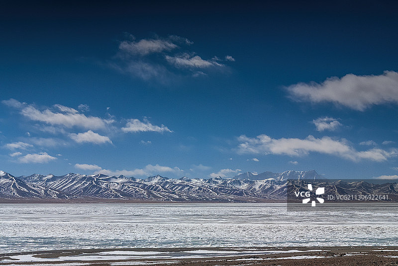 中国西藏拉萨，初春时节仍未解冻的“神湖”纳木错图片素材
