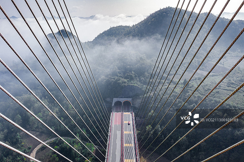贵州省贵阳市鸭池河大桥隧道云海图片素材