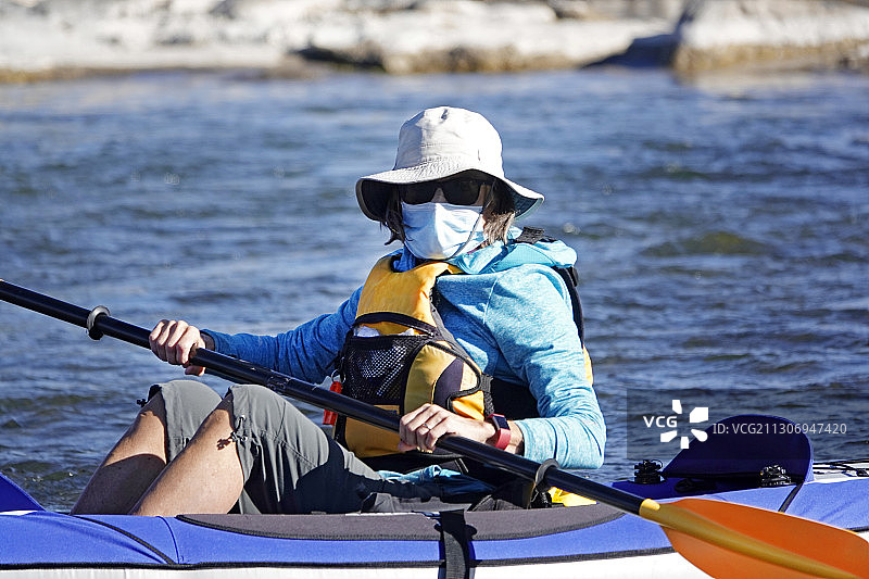 戴着面罩的老年妇女图片素材