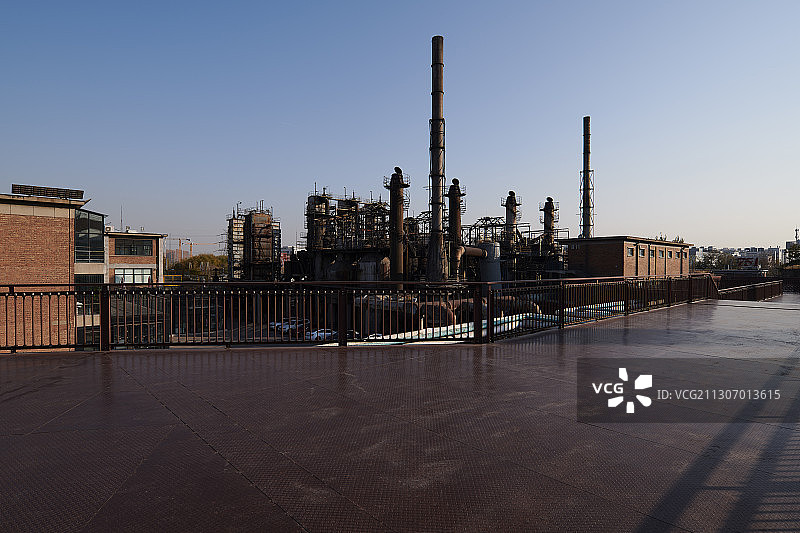 北京798艺术区后现代建筑和广场道路图片素材