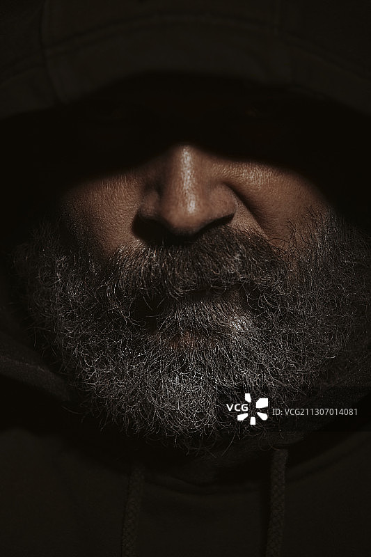 穿着连帽衬衫的络腮胡男人图片素材