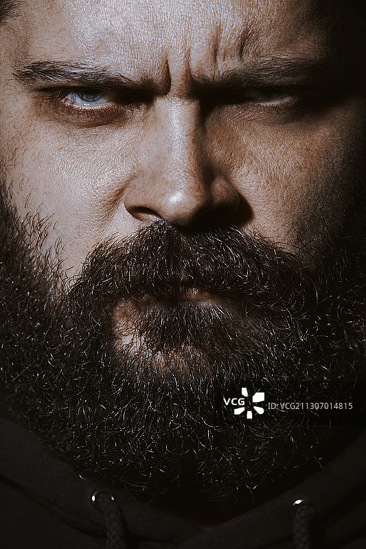 表情严肃的络腮胡男士看着镜头图片素材
