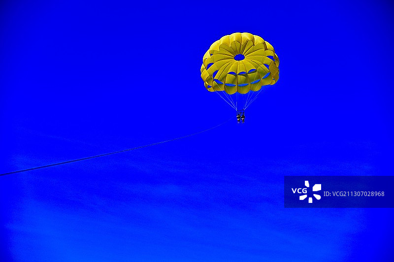 马耳他晴朗蓝天下热气球的低角度视图图片素材