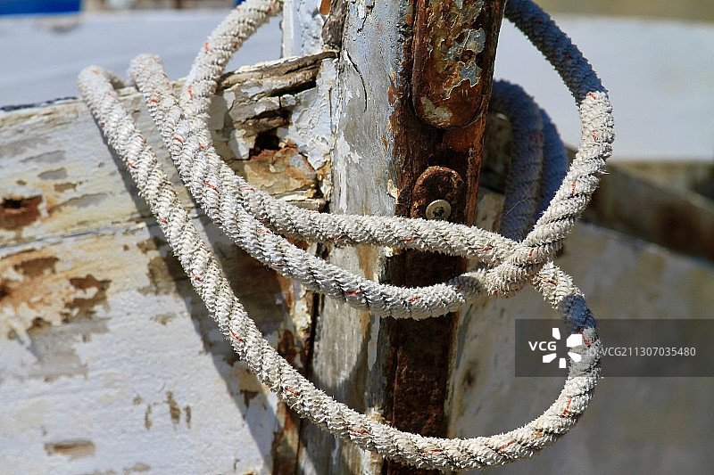 法国，系在系缆柱上的绳索特写图片素材