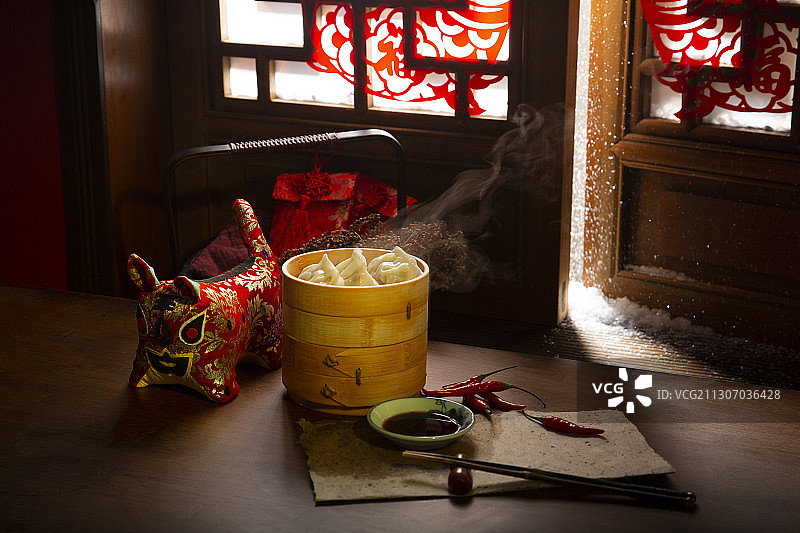 春节中华美食蒸饺和布老虎静物图片素材