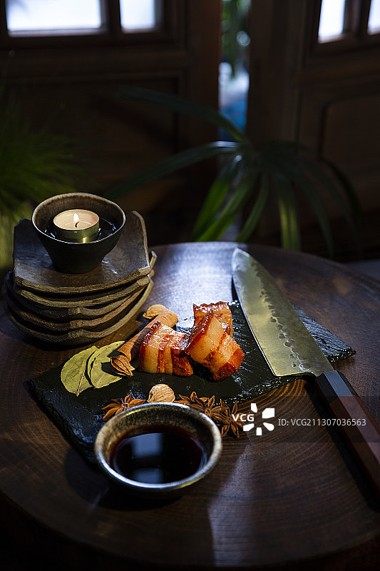 中华美食红烧肉和调味品静物图片素材