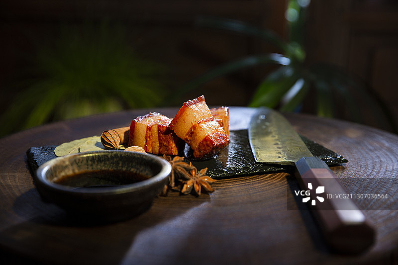 中华美食红烧肉和调味品静物图片素材