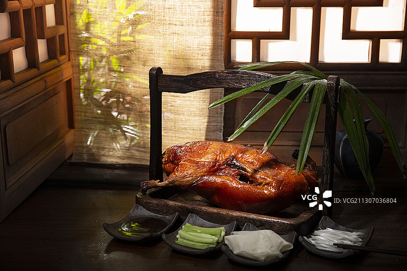 中华美食烤鸭和配菜静物图片素材