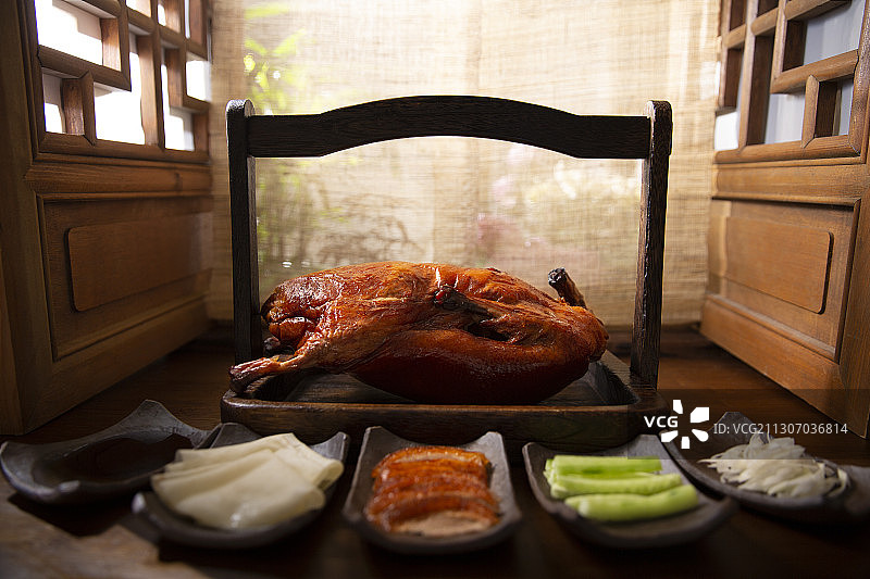 中华美食烤鸭和配菜静物图片素材