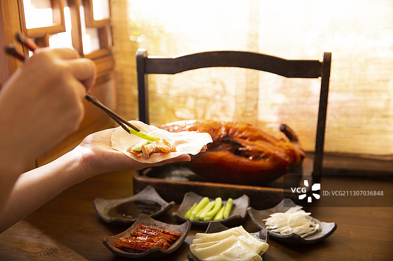 中华美食北京烤鸭和配菜静物图片素材