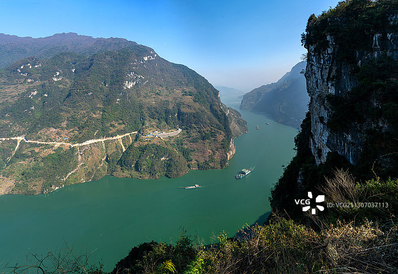 船舶行驶在长江三峡西陵峡河段图片素材