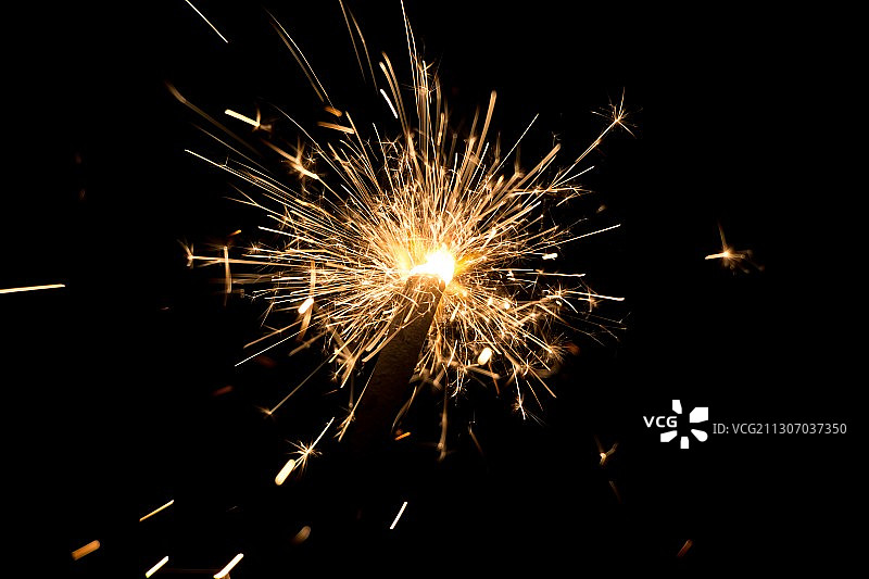 低角度观看烟花表演在晚上图片素材