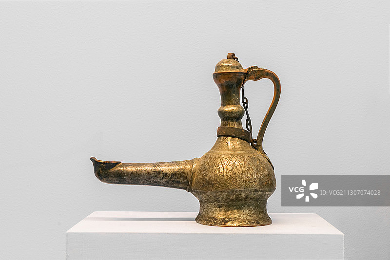 中国国家博物馆文物 饿罗斯镀金铜壶图片素材