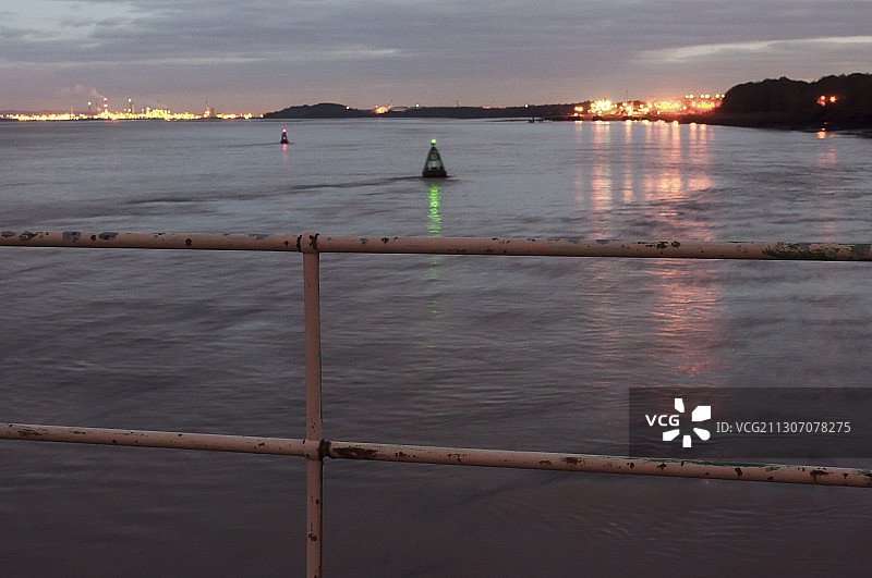 从默西赛德郡威勒尔废弃码头眺望埃尔斯米尔港夜景图片素材