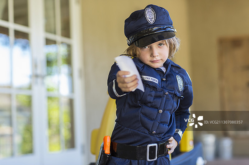 装扮成警察的4岁男孩图片素材