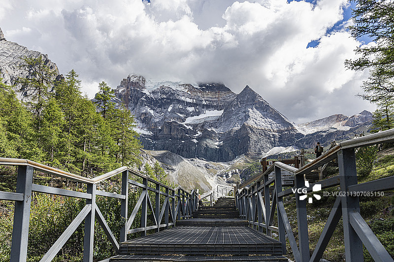 稻城亚丁景区的仙乃日图片素材