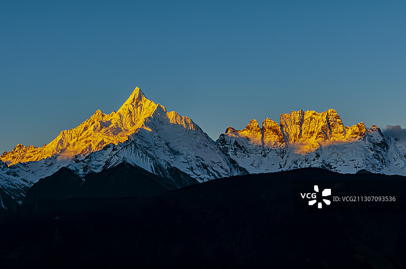 日照金山梅里雪山日出，神女峰和五冠峰图片素材
