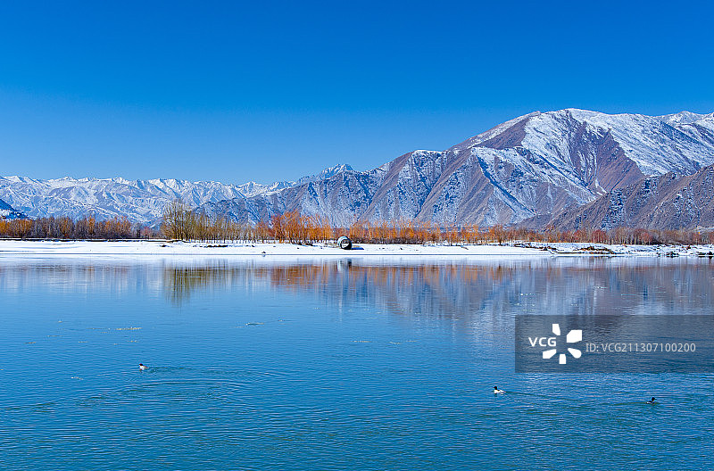 西藏拉萨冬天河流雪山风景图片素材