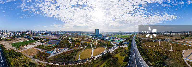 上海普陀区桃浦中央绿地公园秋天蓝天白云航拍全景图片素材
