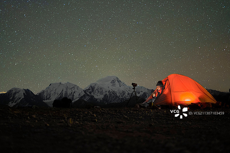 贡嘎雪山星空下的露营图片素材