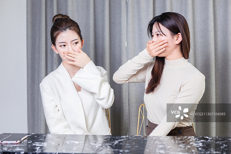 捏着鼻子的两位美女闺蜜图片素材