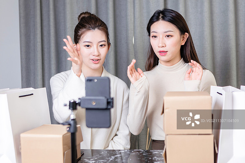 正在直播的两位美女闺蜜图片素材