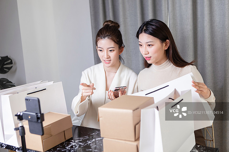 正在直播的两位美女闺蜜图片素材