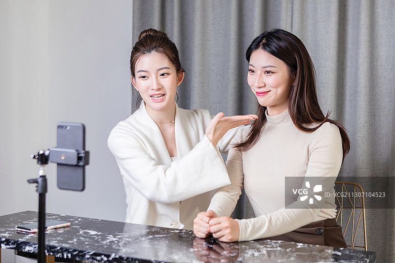 正在直播的两位美女闺蜜图片素材